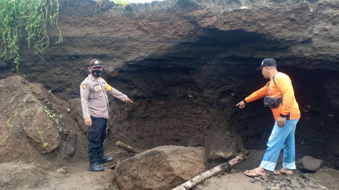 Petugas Kepolisian menunjukkan lokasi musibah penambang yang tertimbun pasir (foto: istimewa)