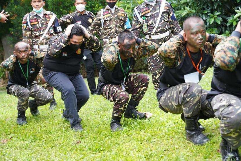 Menteri Badan Usaha Milik Negara (BUMN) Erick Thohir resmi menjadi anggota Barisan Ansor Serbaguna (Banser) setelah berhasil mengikuti seluruh rangkaian pendidikan dan pelatihan dasar (Diklatsar) di Sekolah Citra Alam Jagakarsa, Jakarta Selatan, Minggu 28 Minggu 2021. (Foto: Istimewa)