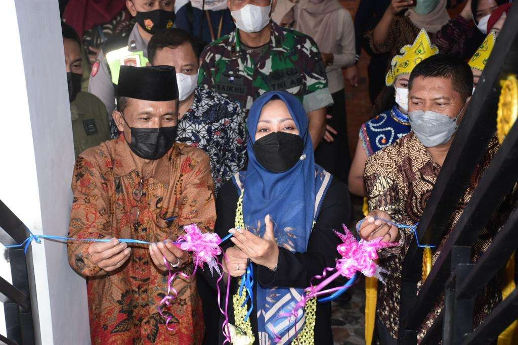 Bupati Mojokerto Ikfina Fahmawati meresmikan Pendapa Balai Des Begaganlimo. (Foto: Deni Lukmantara/Ngopibareng.id)