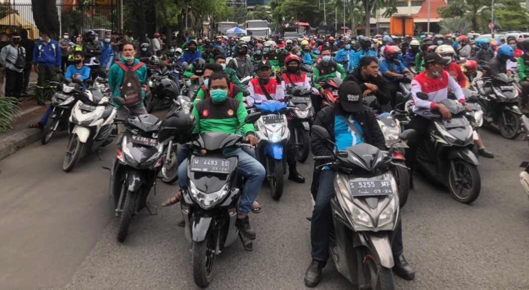 Ribuan buruh Jatim padati Gedung Negara Grahadi (Foto: Andhi Dwi/Ngopibareng.id)