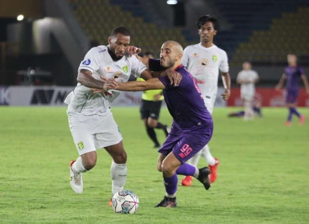 Laga Derby jatim Persik vs Persebaya Surabaya dalam lanjiutan Liga I BRI di Stadion Manahan Solo berakhir imbang 0-0. (Foto: istimewa)