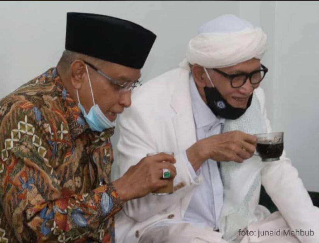 Rais Aam PBNU KH Miftachul Akhyar (kanan) dan KH Said Aqil Siroj santai ngopi bareng. (Foto:Istimewa)