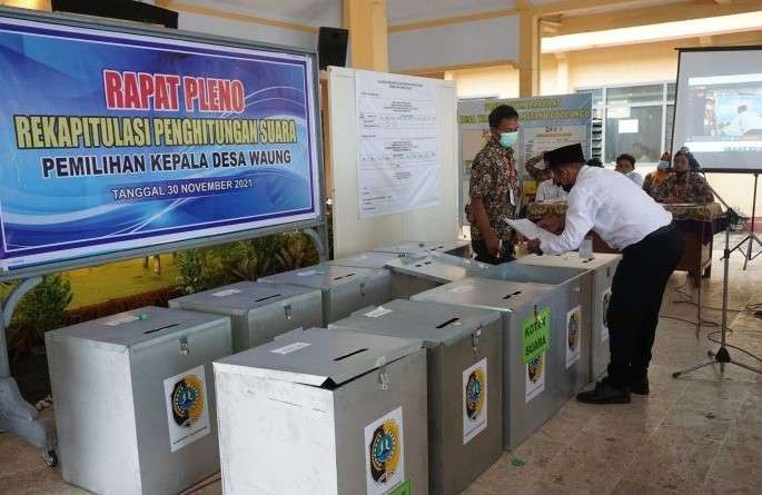 Rekapitulasi suara pilkades desa Waung Kecamatan Boyolangu, Tulungagung. (Foto: Ant)