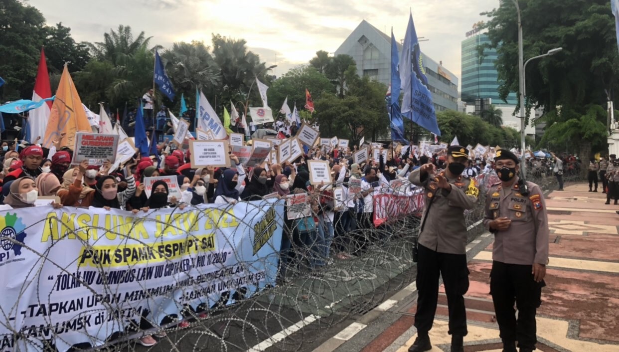 Petugas kepolisian saat lakukan pengamanan demo buruh di Grahadi (Foto: Andhi Dwi/Ngopibareng.id)