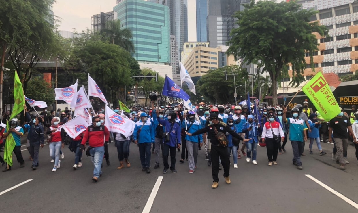 Buruh Jatim saat datangi Gedung Negara Grahadi (Foto: Andhi Dwi/Ngopibareng.id)