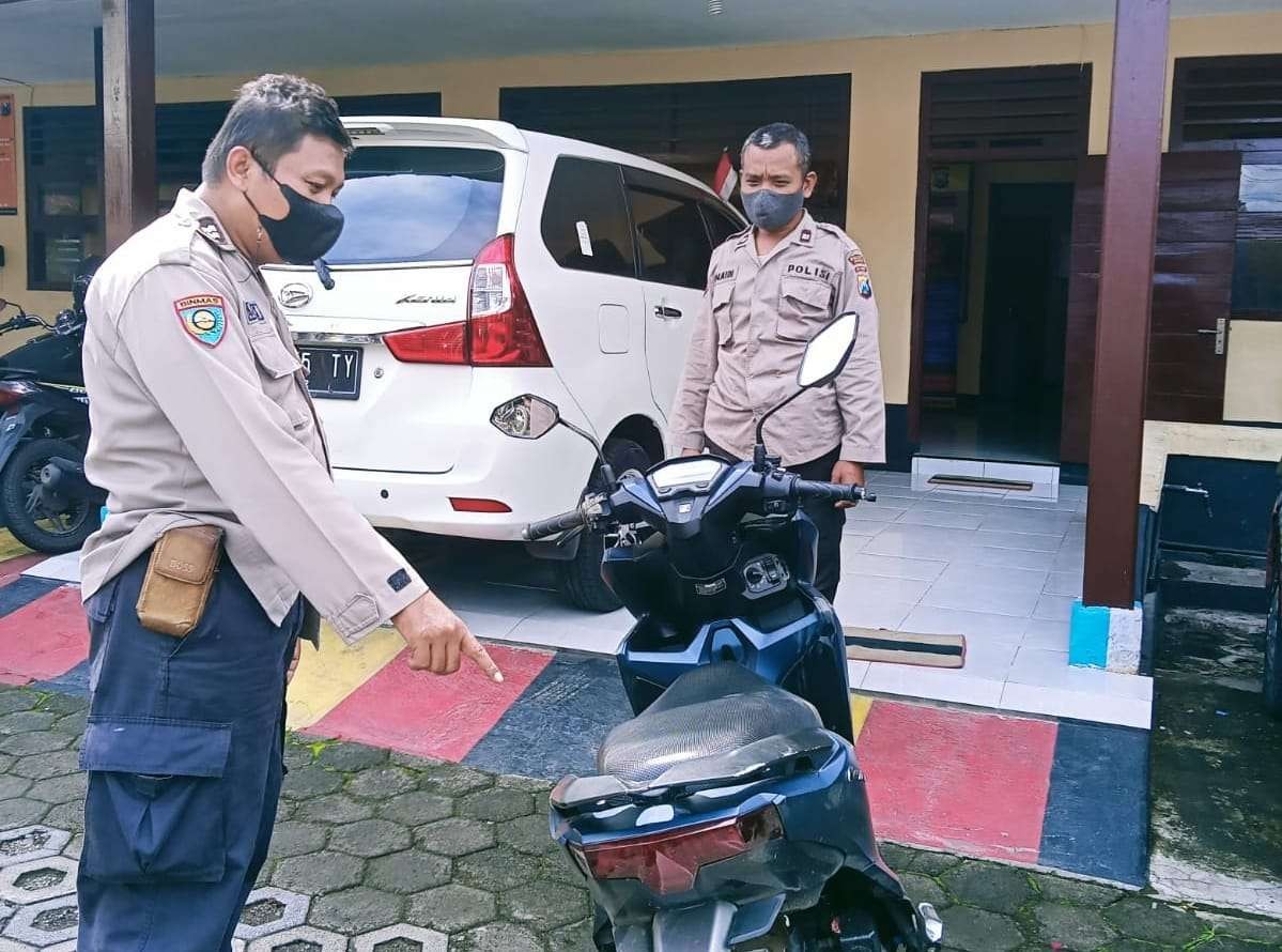 Sepeda motor sarana pelaku diamankan di Polsek Mayang (Foto: Istimewa)