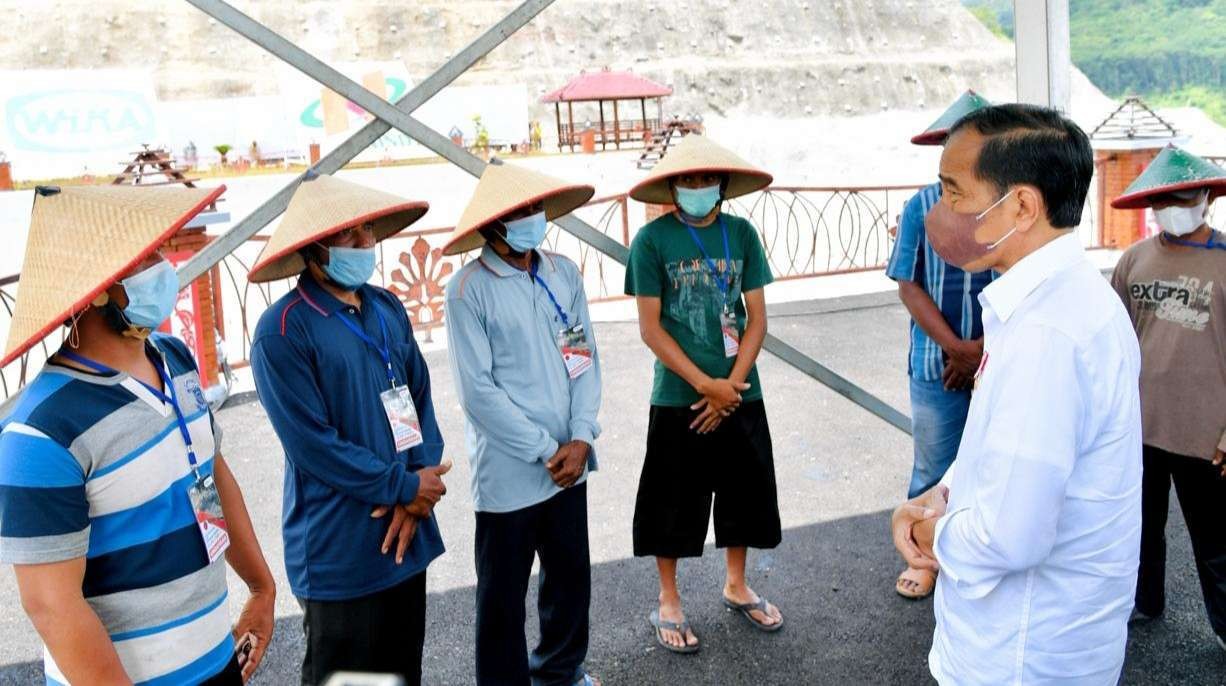 Presiden Joko Widodo mendengarkan harapan petani Trenggalek Jatim terhadap dua bendungan yang baru diresmikan (Foto: Setpres)