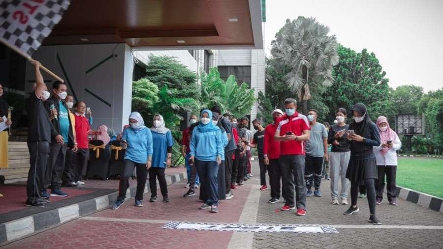 Sekjen Kemenag, Nizar, melepas peserta gelaran pengukuran kebugaran pegawai Kemenag. (Foto: Kemenag)