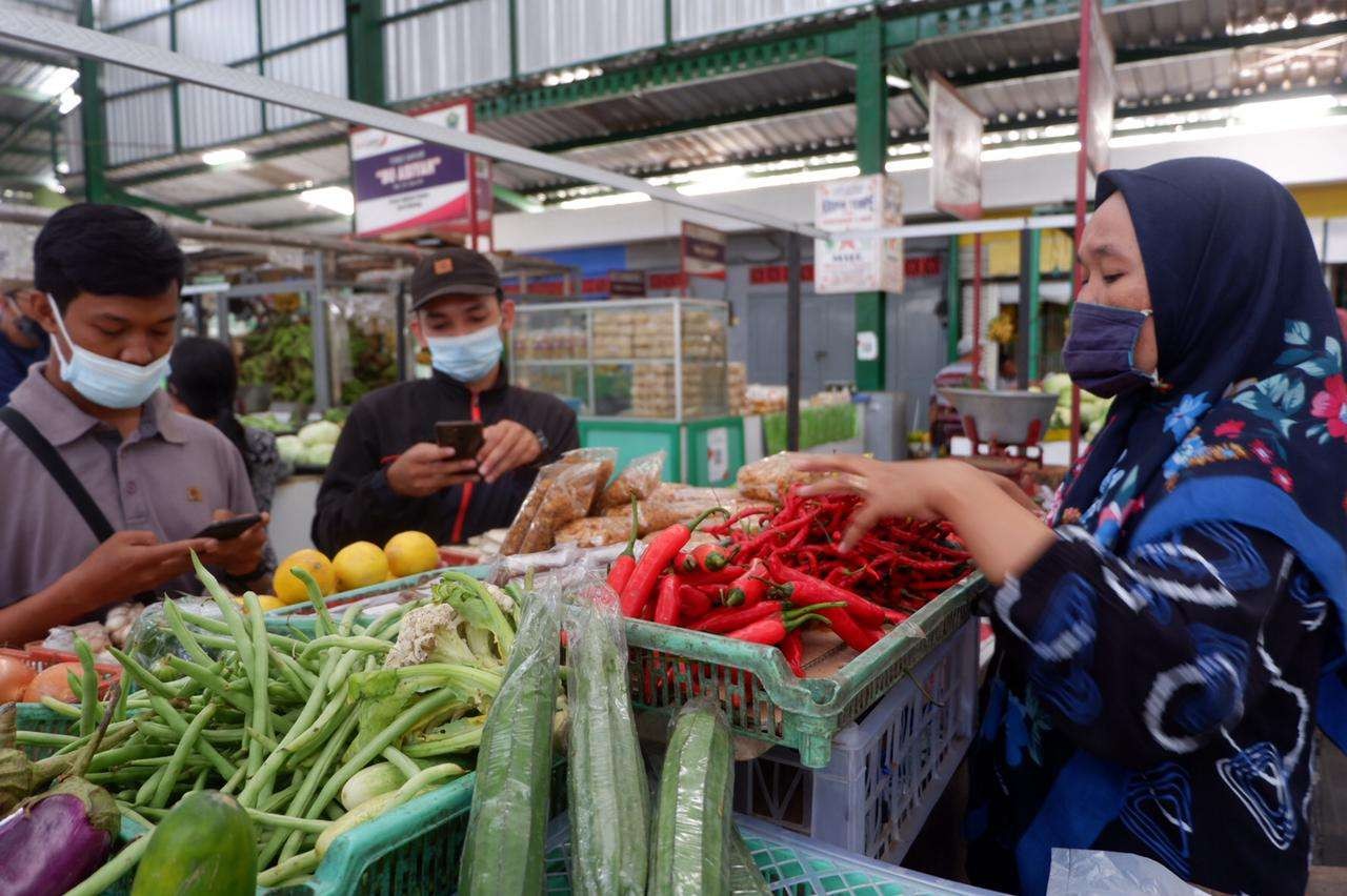 Salah satu pedagang cabai di Pasar Klojen, Kota Malang (Foto: Lalu Theo/Ngopibareng.id)