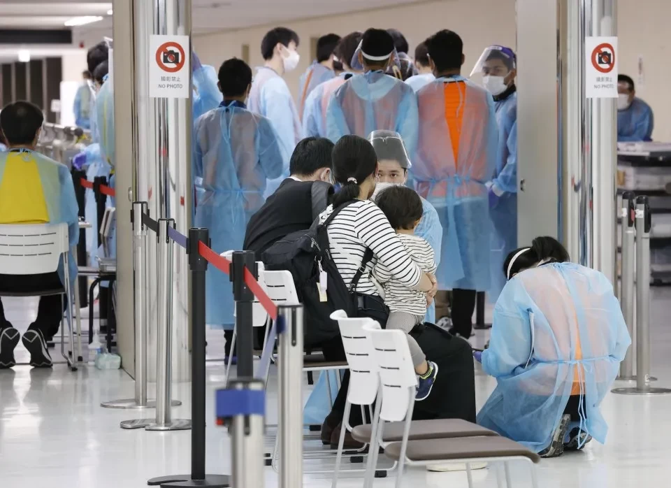 Pengujian Covid-19 di bandara Narita, Tokyo, Jepang. (Foto; Kyodo News)