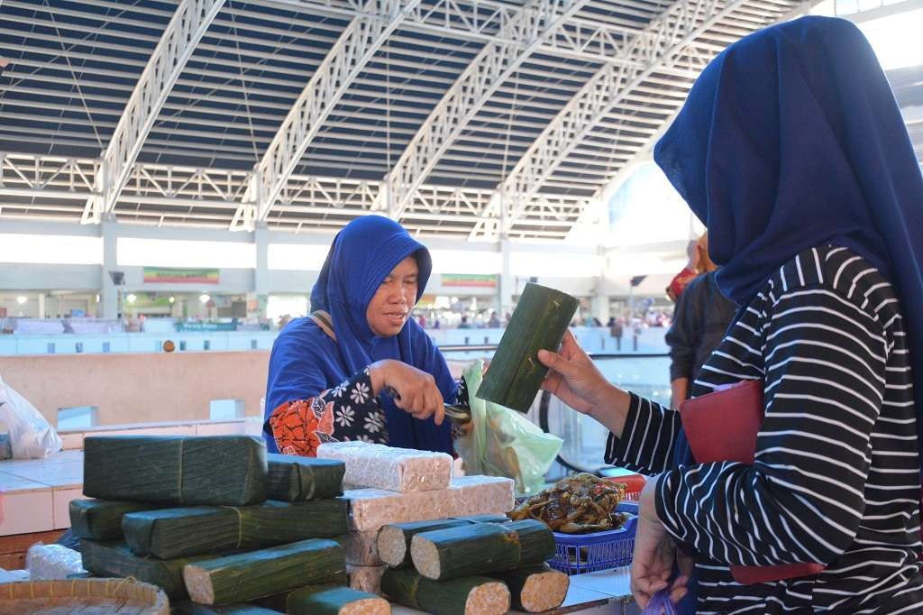 Penjual tempe dan pembelinya. (Ilustrasi)