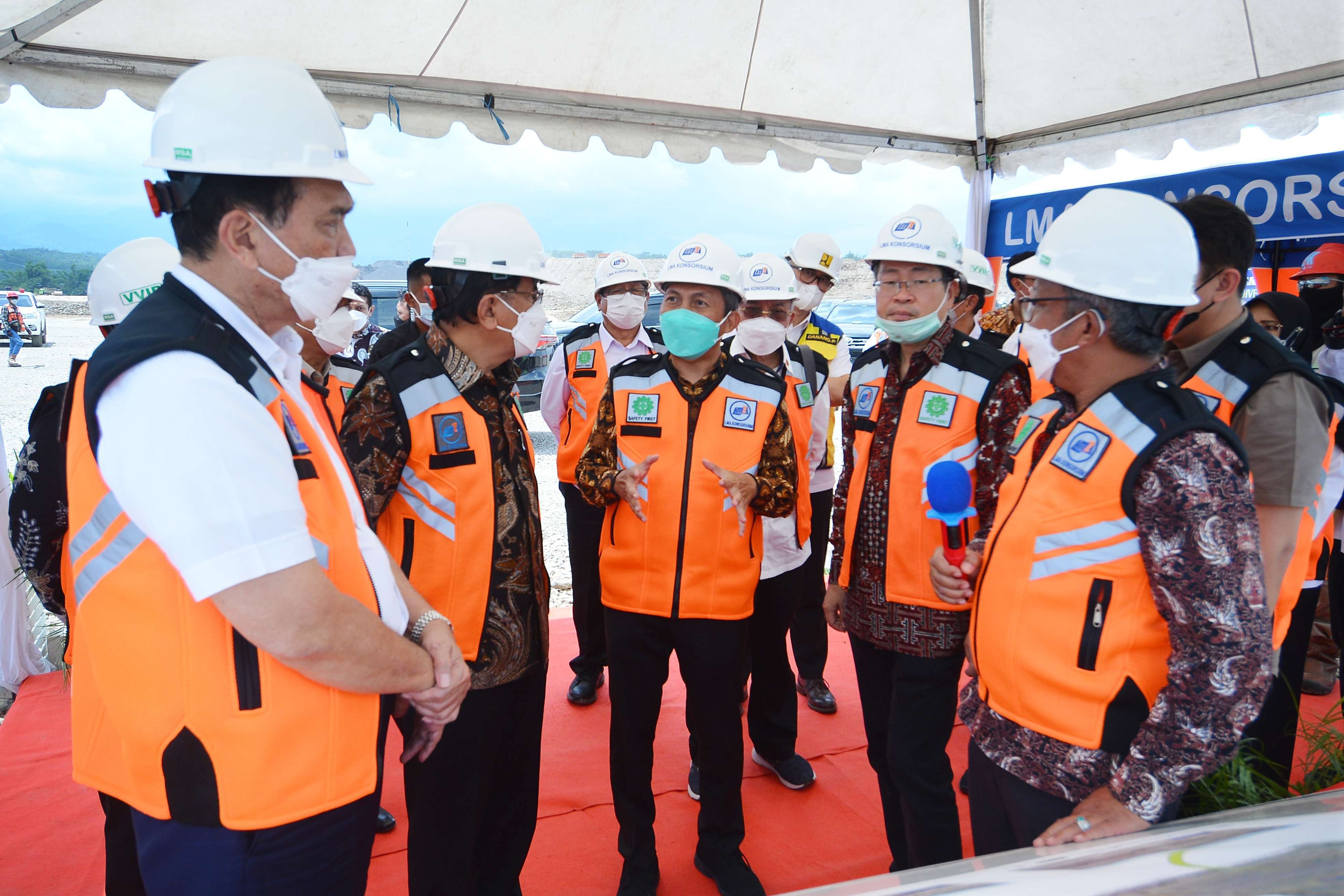 Menteri Koordinator Bidang Kemaritiman dan Investasi Luhut Binsar Pandjaitan melakukan kunjungan kerja ke Kediri untuk meninjau progres pembangunan bandara internasional Dhoho, Kediri. (Foto: Istimewa)