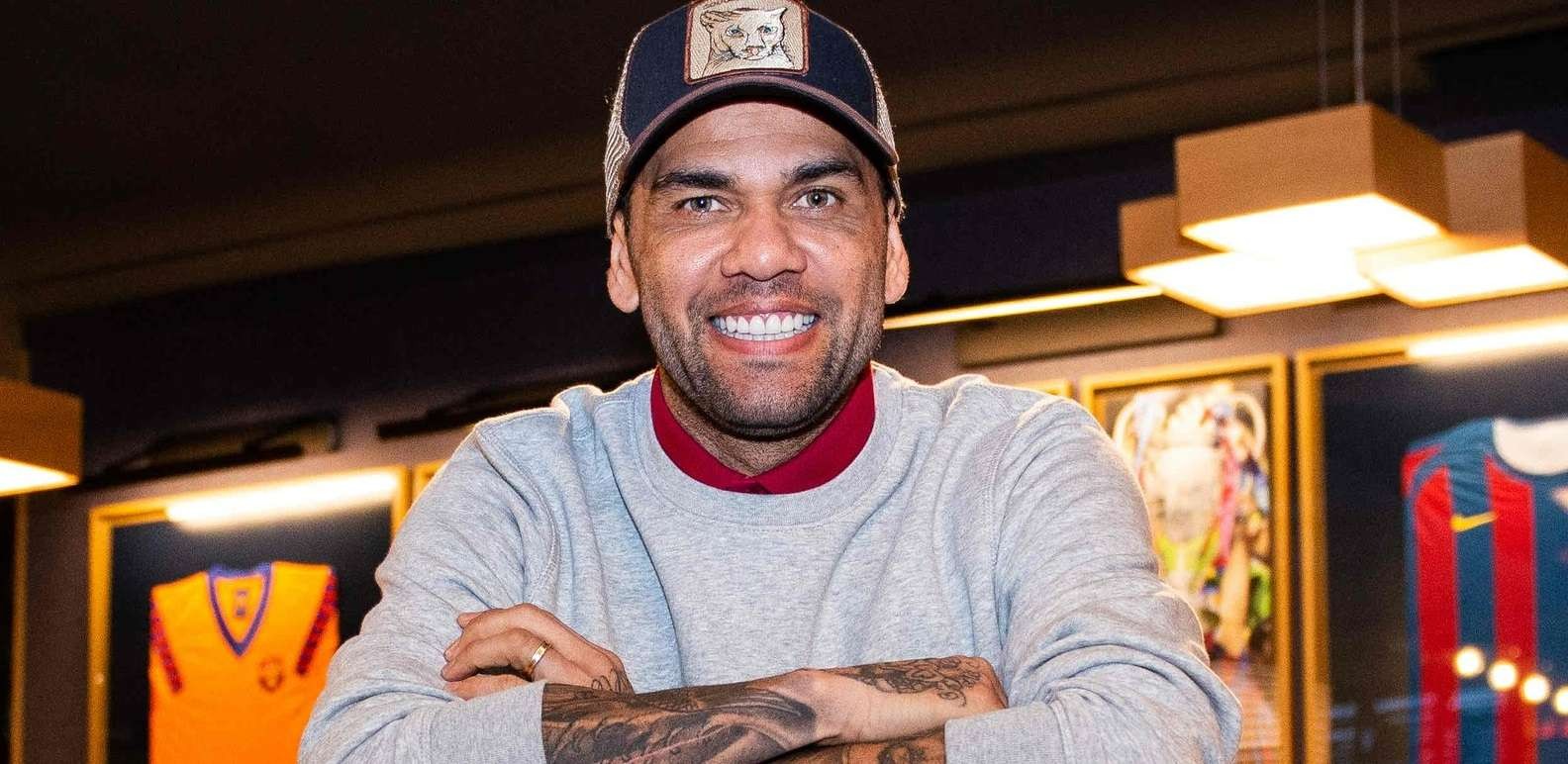 Dani Alves berikan pesan kepada dunia bahwa hidup lebih penting dari sepak bola. (Foto: Twitter/@FCBarcelona)