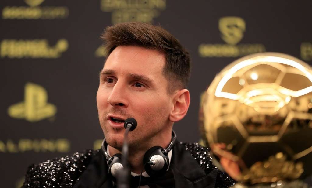 Lionel Messi menyebut Lewandowski seharusnya mendapatkan Ballon d'Or musim 2020 yang dibatalkan akibat pandemi Covid-19. (Foto:Twitter/@Francefootball)