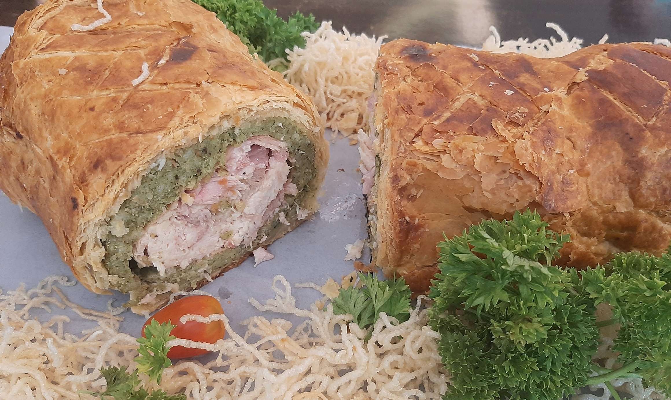 Chicken Wellington sepanjang 2,5 meter buatan The Alana Hotel di Surabaya. (Foto: Pita Sari/Ngopibareng.id)