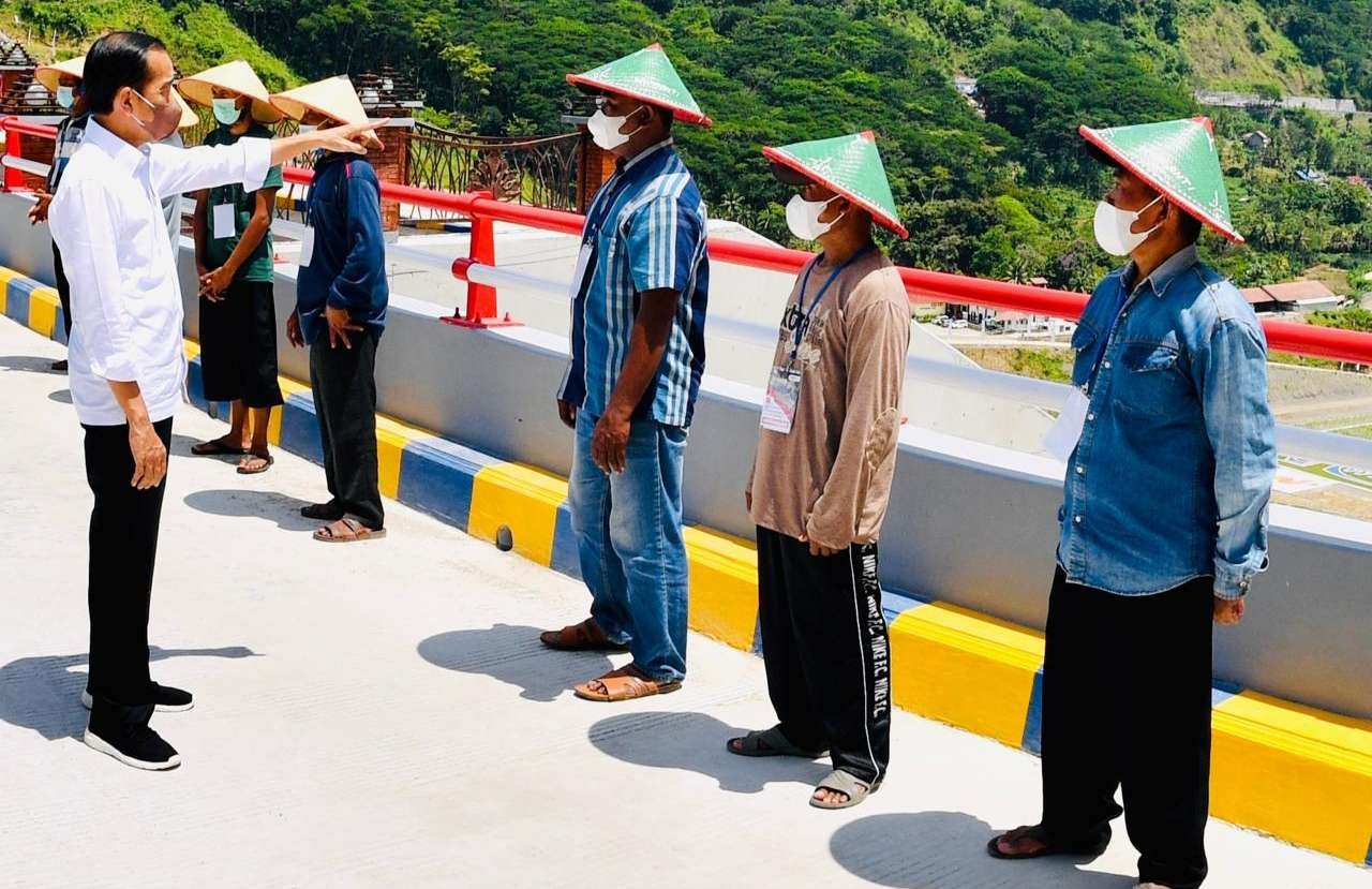 Presiden menyapa petani yang akan memperoleh manfaat dari bendungan yang diresmikan ( foto: Setpres)