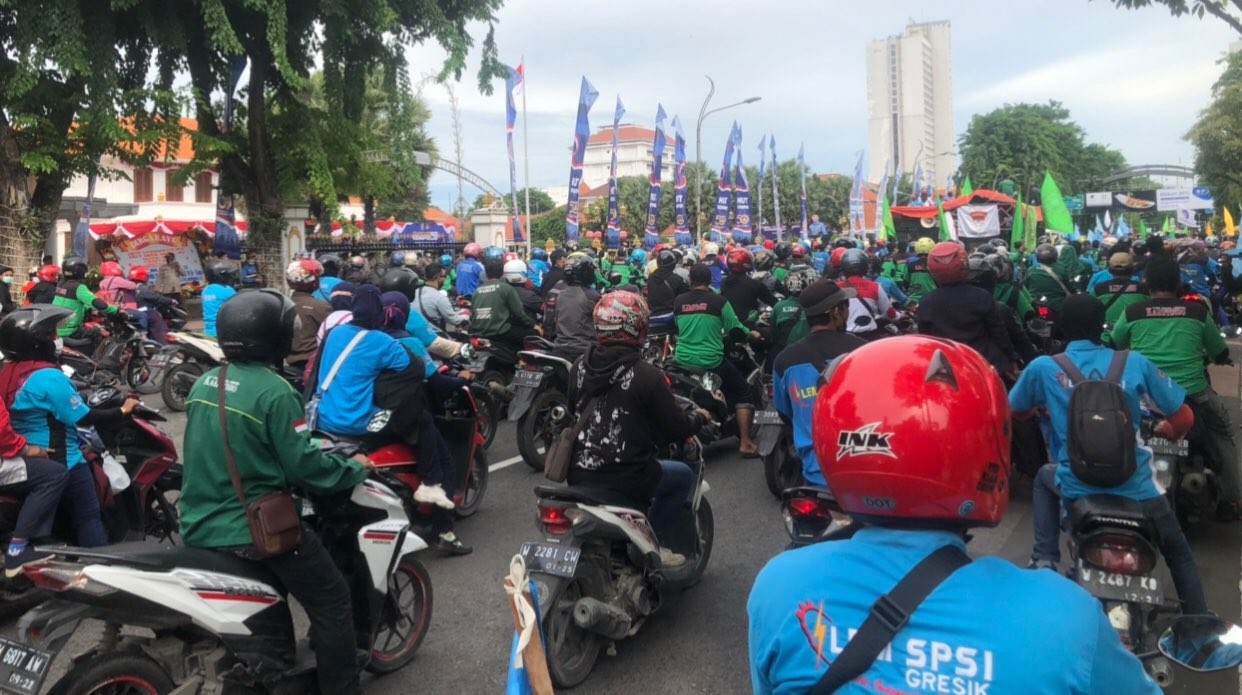 Buruh Jatim saat mendatangi Gedung Negara Grahadi, Senin, 29 November 2021 (Foto: Andhi Dwi/Ngopibareng.id)