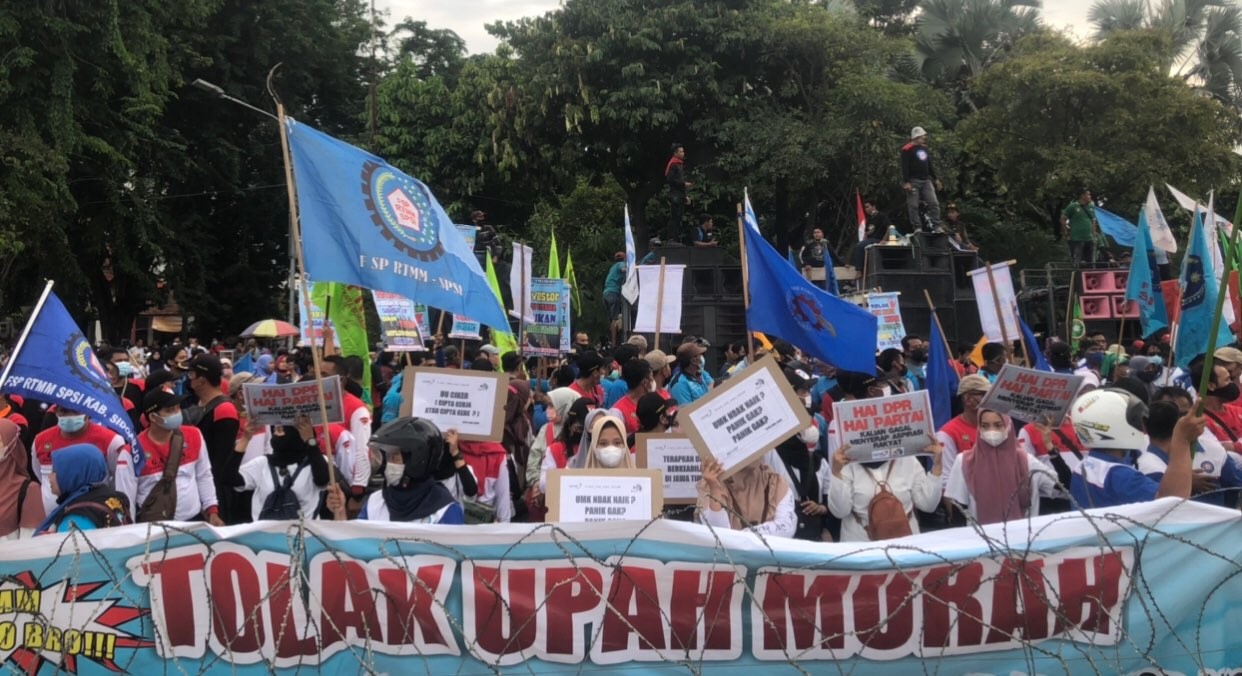 Buruh Jatim saat menggelar demo di Gedung Negara Grahadi (Foto: Andhi Dwi/Ngopibareng.id)