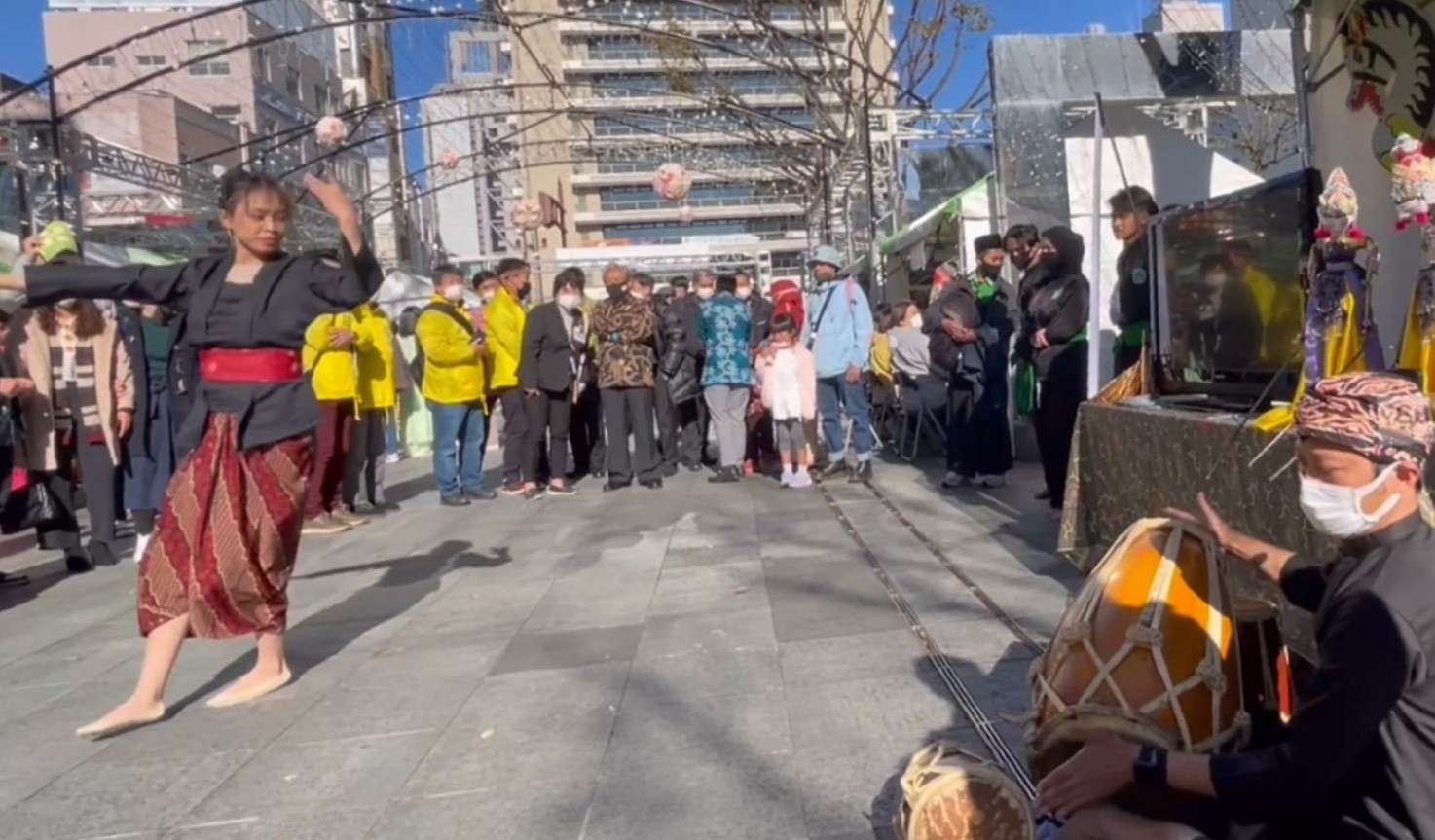 Warga antusias menyaksikan seni budaya Indonesia di Waiwai World Fair di Shizuoka, Jepang. (Foto: Dok KBRI Jepang)