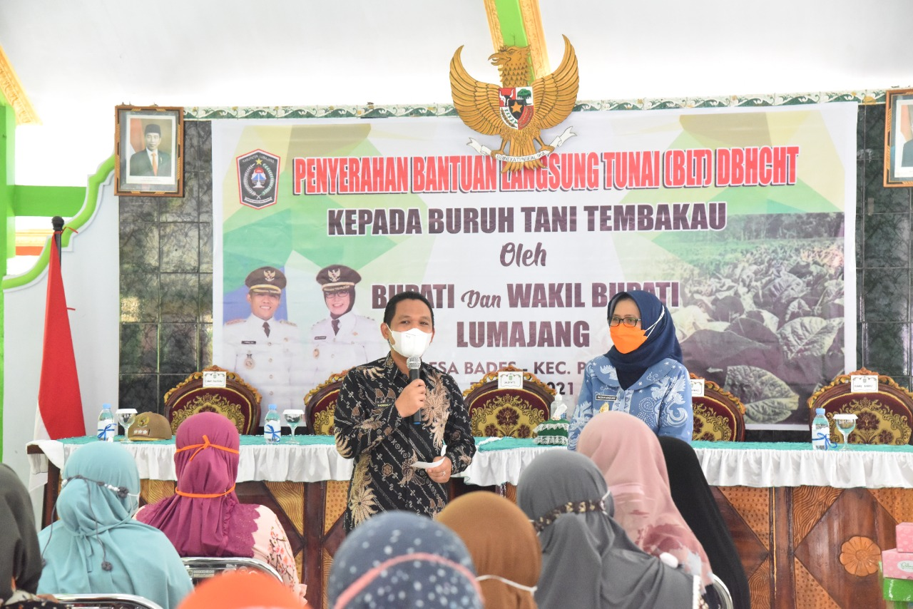 Penyerahan BLT ke Petani Tembakau. (Foto: Kominfo Lumajang)