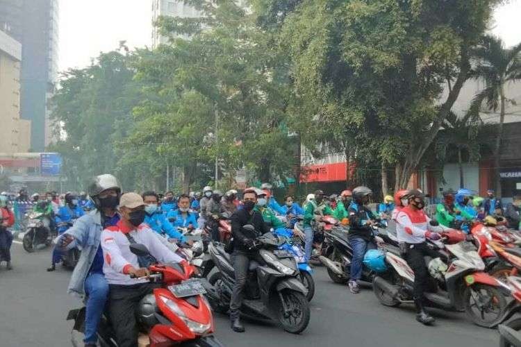 Buruh saat melakukan demo di Surabaya. (Foto: Istimewa)