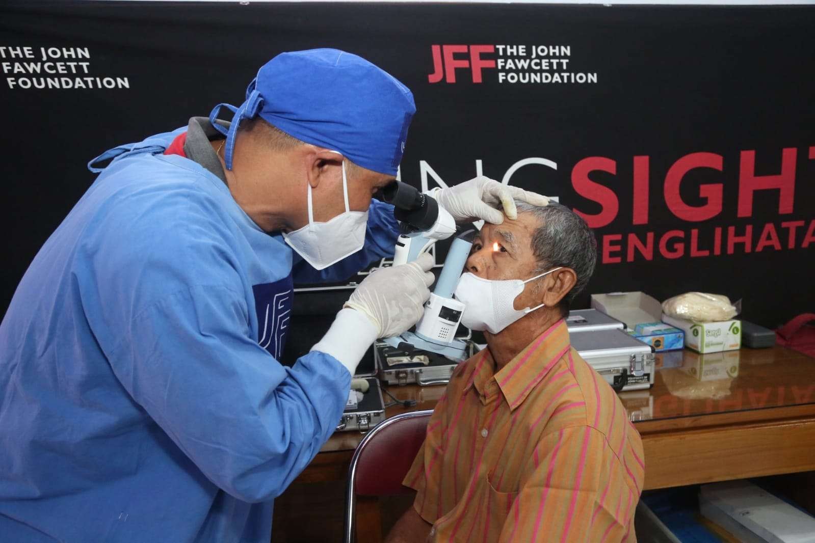 Salah seorang warga sedang menjalani pemeriksaan sebelum melakukan operasi katarak. (Foto: Istimewa)