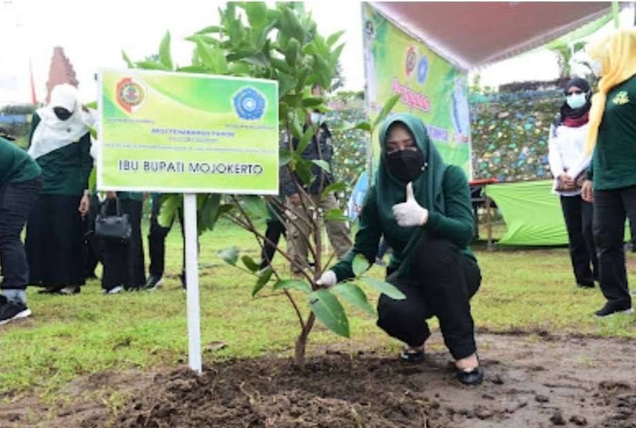 Bupati Mojokerto saat memperingati hari peduli sampah.(Deni Lukmantara/Ngopibareng)