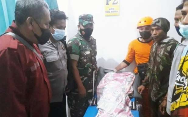 Mayat bocah perempuan yang ditemukan tewas di Sungai, Gita Maulidyah Deseita, 5 tahun dibawa warga di Puskesmas. (Foto: Guido/Ngopibareng.id)