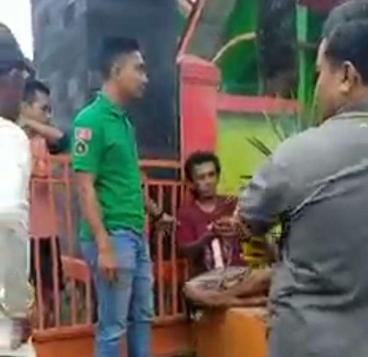 Pelaku saat diamankan warga (Foto: Tangkap Layar Video)