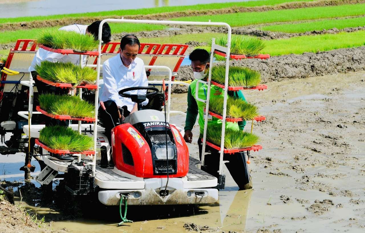 Presiden Jokowi mencoba mesin penanam padi di persawahan Desa Bulu Agung, Kecamatan Karangan, Trenggalek, Jawa Timur. (Foto: Setpres)