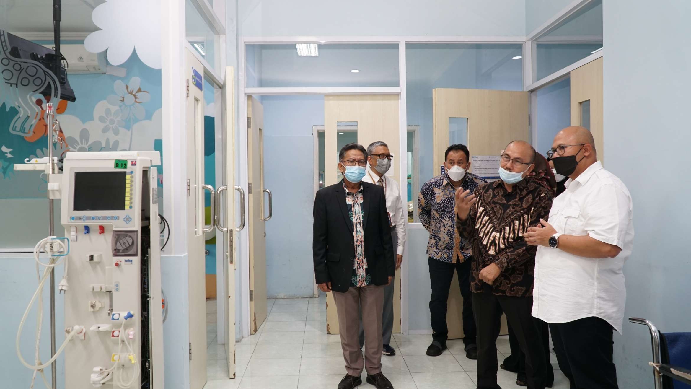 Dirut RS PHC, Abdul Rofid Fanany bersama Wakil Ketua BPKN RI, Muhammad Mufti Mubarok saat melakukan tinjauan RS. (Foto: istimewa