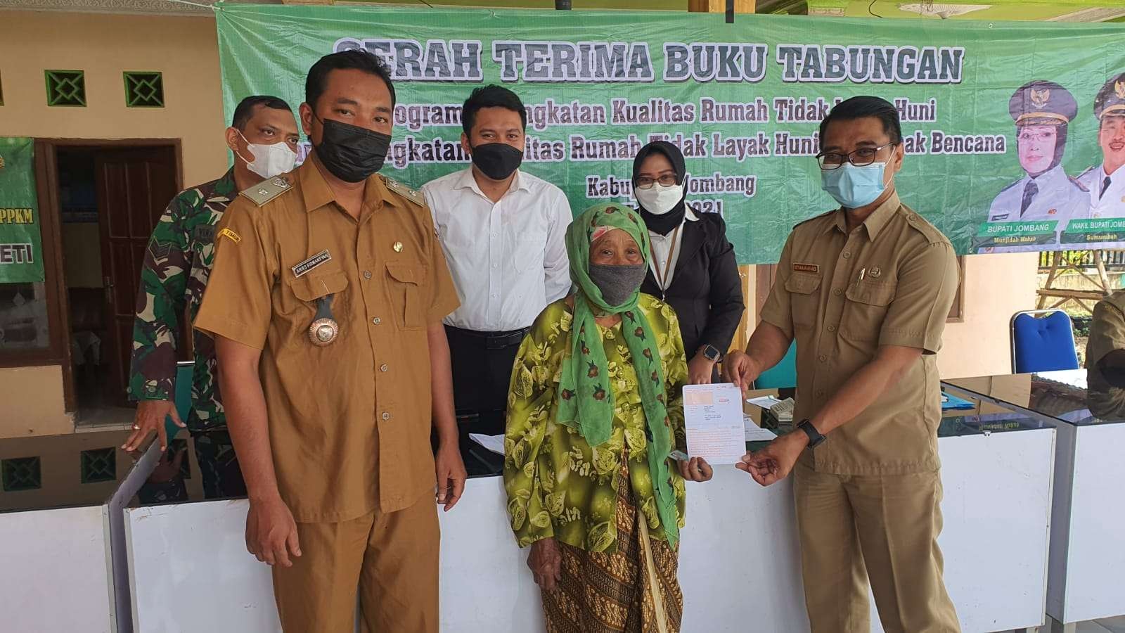 Serah terima buku tabungan kepada penerima program perbaikan Rumah Tidak Layak Huni (RTLH) di Desa Seketi, Kecamatan Mojoagung. (Foto: Istimewa)