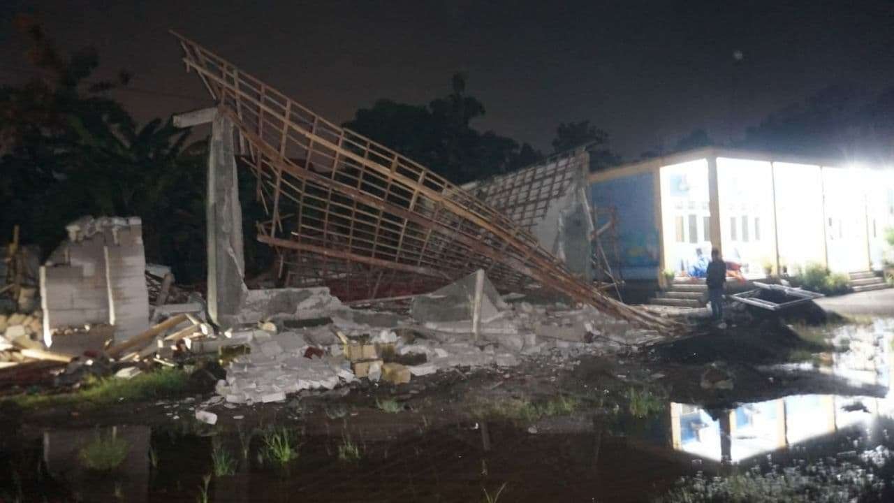 Masjid yang masih dalam proses pembangunan di kompleks SMK Muhammadiyah Kota Mojokerto roboh, Rabu 1 Desember 2021. (Foto: Deni Lukmantara/Ngopibareng.id)