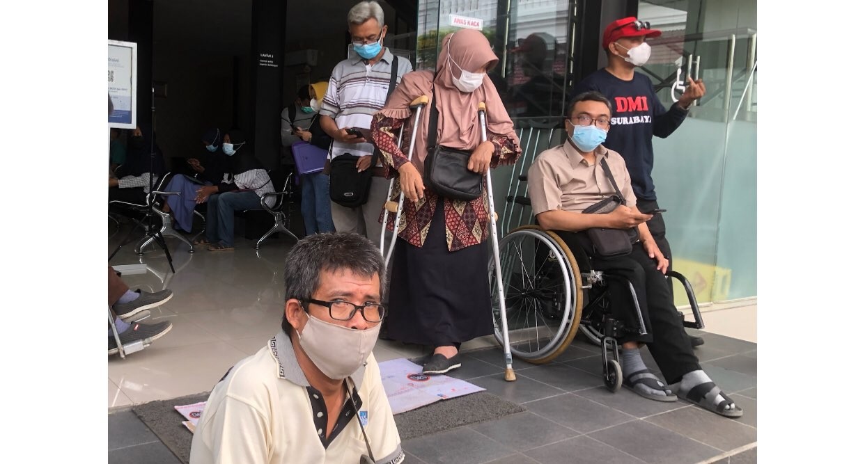 Para penyandang disabilitas melapor ke SPKT Polrestabes Surabaya, Kamis 2 Desember 2021. (Foto: Andhi Dwi/Ngopibareng.id)