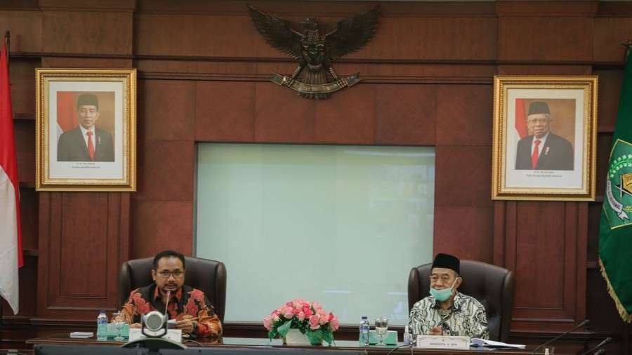 Menag Yaqut Cholil Qoumas dan Anggota V BPK RI Harry Azhar Azis dalam Acara Exit dan Entry Meeting Pemeriksaan BPK RI pada Kementerian Agama Tahun 2021. (Foto: Kemenag)