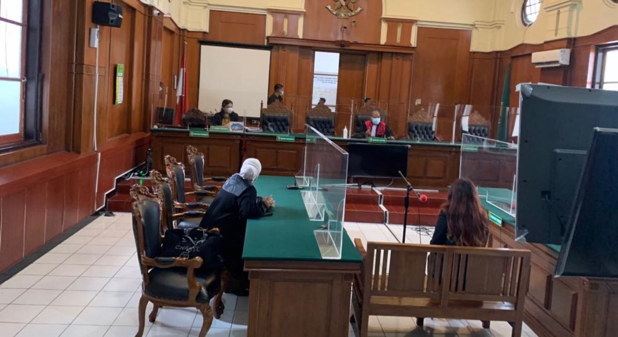 Terdakwa Stella Monica saat menghadiri sidang putusan di PN Surabaya. (Foto: Andhi Dwi/Ngopibareng.id)