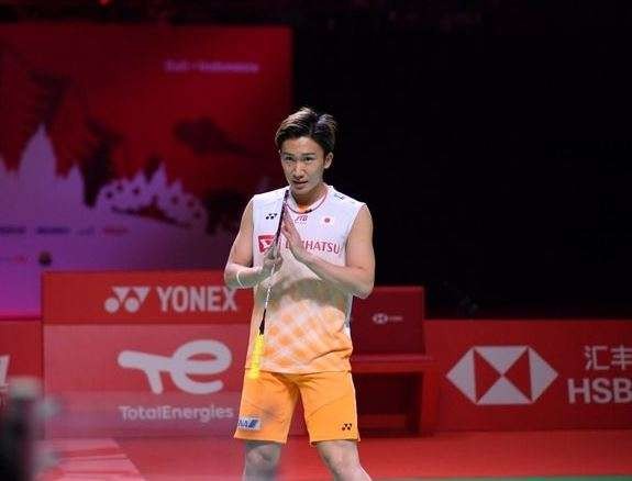 Kento Momota meminta maaf karena terpaksa mundur dari babak penyisihan Grup A turnamen BWF World Tour Finals 2021. Ia mengalami cedera punggung. (Foto: PBSI)