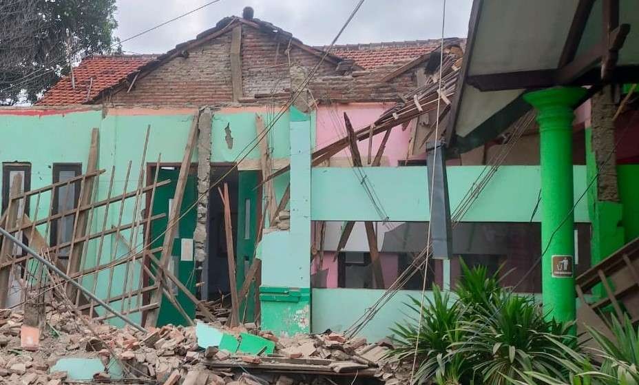 Atap gedung aula Kelurahan Jrebeng Lor, Kecamatan Kedopok, Kota Probolinggo ambruk. (Foto: Ikhsan Mahmudi/Ngopibareng.id)