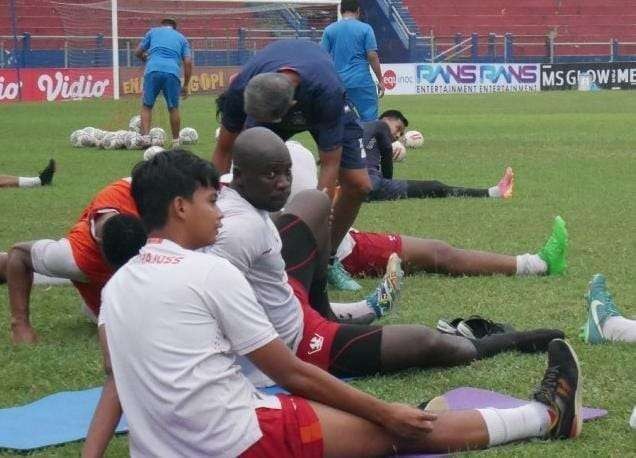 Pemain belakang Ok John, saat berlatih  bersama rekan setim Persik Kediri (fen/ngopi bareng. Id)