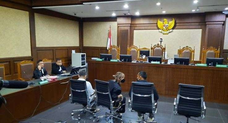 Suasana sidang perdana kasus dugaan narkoba yang melibatkan pasangan Nia Ramadhani dan Ardi Bakrie. (Foto: Istimewa)