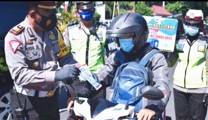 Operasi Zebra Semeru 2021 yang digelar 15-28 November 2021 di Polres Bondowoso meningkatkan kesadaran masyarakat tertib berkendara dan patuh prokes di jalan raya. (Foto: Guido Saphan/Ngopibareng.id)