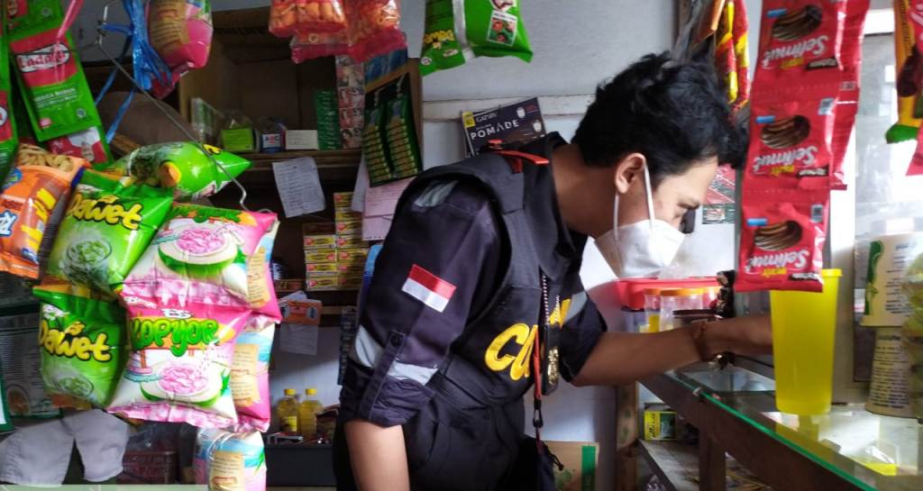 Petugas Bea Cukai Lumajang razia rokok ilegal. (Foto: Istimewa)