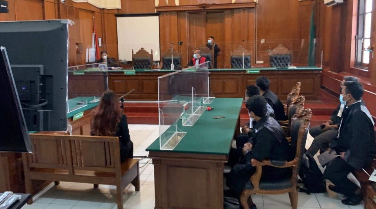 Sidang kasus pencemaran nama baik klinik kecantikan di Surabaya. Terdakwa Stella Monica. Sidang digelar di Pengadilan Negeri Surabaya. (Foto: Andhi Dwi/Ngopibareng.id)