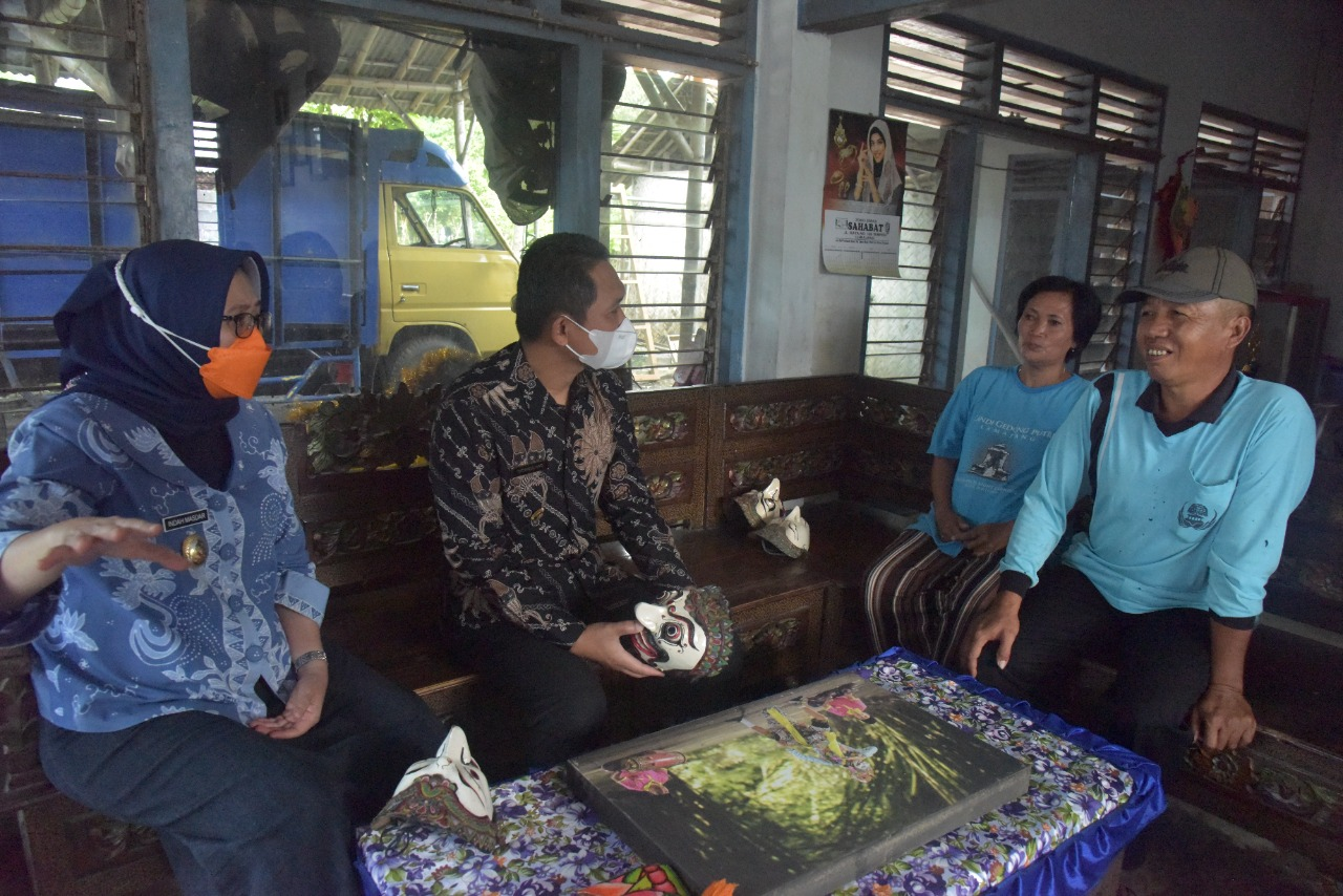 Bupati Lumajang Thoriqul Haq ketika kunjungi pegiat seni topeng. (Foto: Kominfo Lumajang)