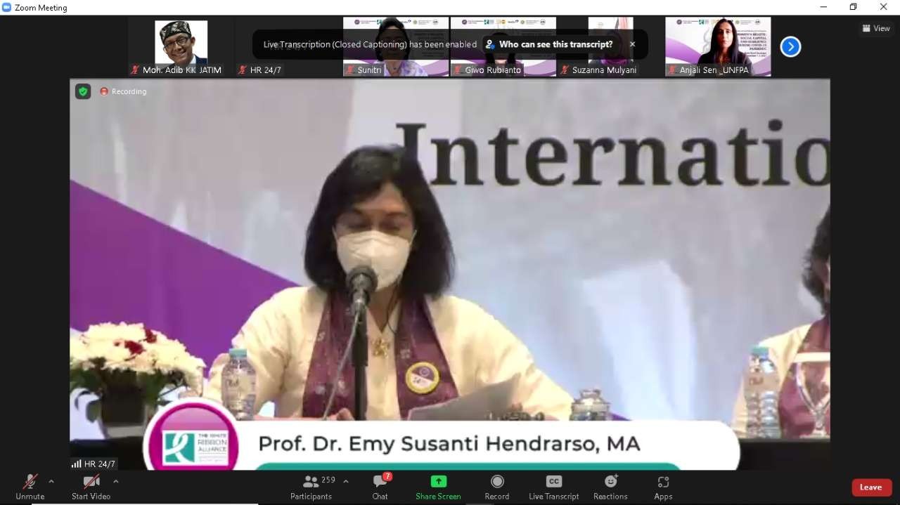 Prof Emy Susanti, Ketua Pusat Studi Gender dan Inklusi Sosial Unair dalam pemaparan Women's Health: Social Capital and Resilience During Covid-19 Pandemic, Kamis, 2 Desember 2021. (Foto: istimewa)