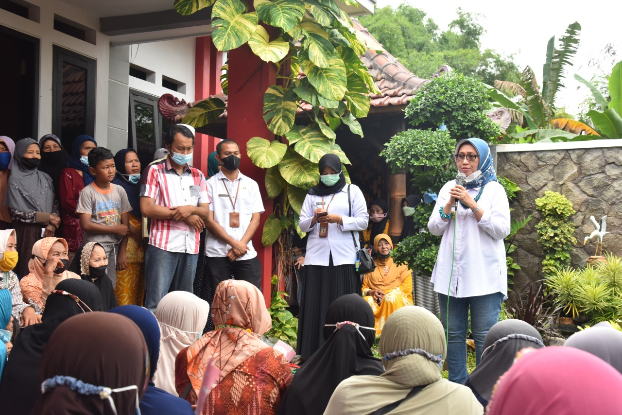 Wabup Lumajang Indah Amperawati ketika salurkan BLT dari dana cukai. (Foto: Dok. Kominfo Lumajang)