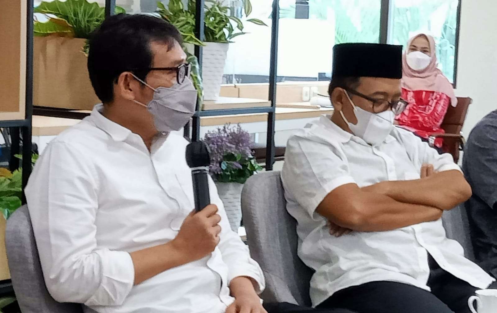 Kaset Wapres Ahmad Erani Yustika bersama juru bicara Wapres Masduki Baidhowi dalam obrolan santai dengan awak media, Juma 3 Desember 2021. (Foto: Asmanu Sudarso/Ngopibareng.id)