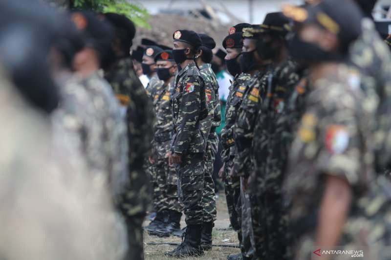 Sejumlah anggota Barisan Ansor Serbaguna (Banser) Nahdlatul Ulama (NU) mengikuti Apel Kebangsaan di Purwoasri, Kediri, Jawa Timur, Minggu (25/10/2020). Kegiatan yang diikuti ratusan Banser se-Kediri tersebut guna meneguhkan komitmen menjaga keutuhan Negara Kesatuan Republik Indonesia (NKRI). (Foto: Antara Jatim/Prasetia Fauzani)