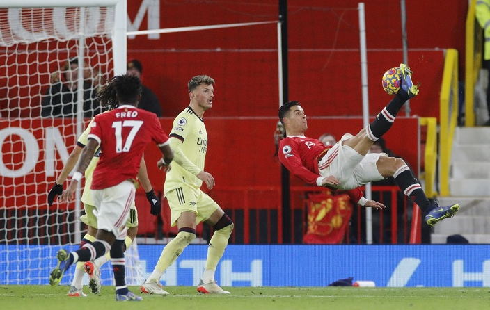 Cristiano Ronaldo cetak dua gol di laga Manchester United vs Arsenal yang berakhir dengan skor 3-2. (Foto: Twitter)