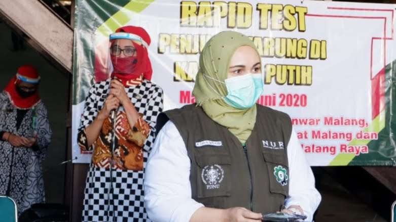 Ketua Satgas NU Peduli Covid-19 Malang Raya, dr Syifa Mustika, saat melakukan vaksinasi kepada para santri. (Foto: Lalu Theo/Ngopibareng.id)